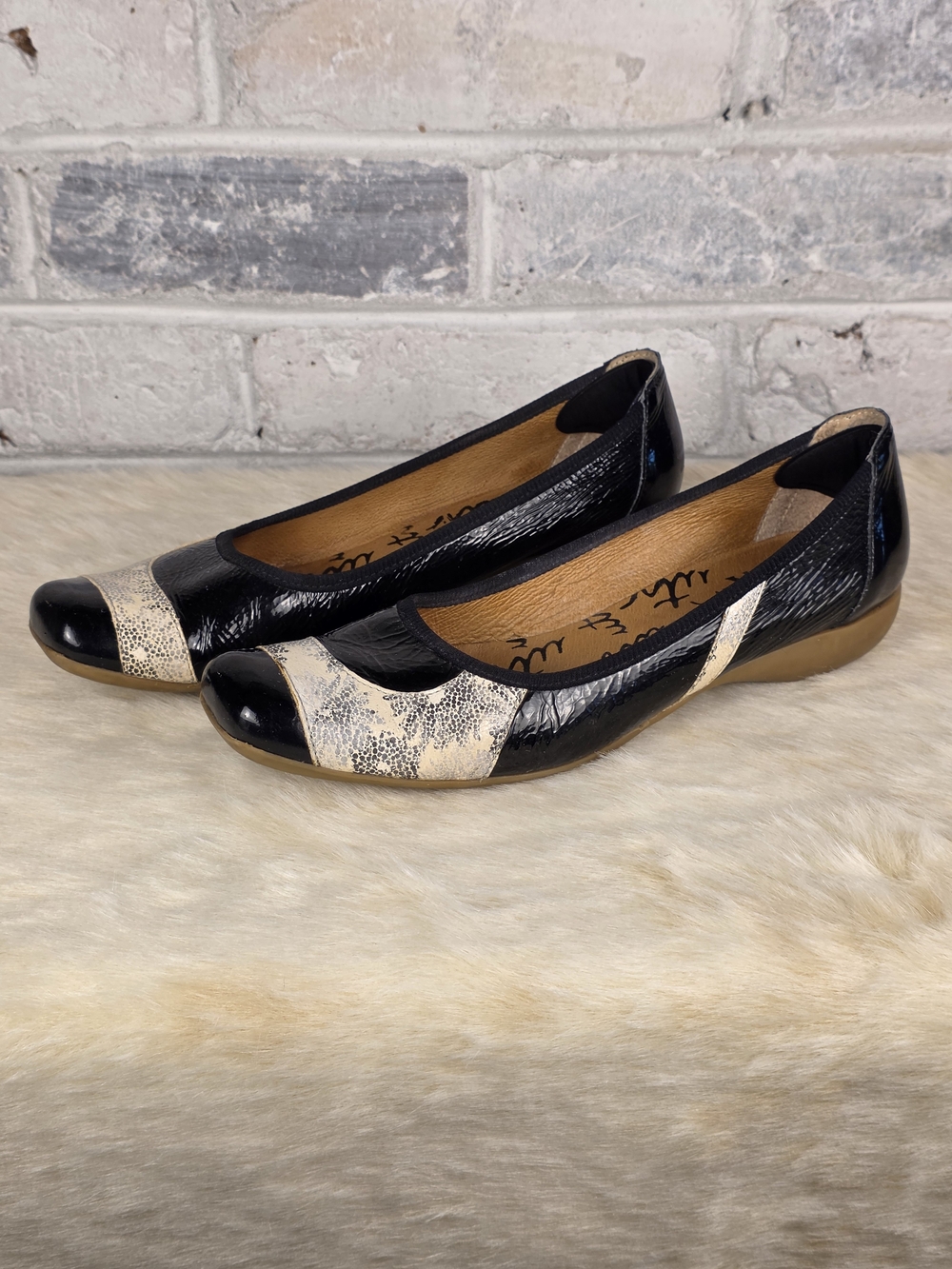 Un Tour en Ville UTV Riplak Black Beige Pumps EU 40 French Shoes w/ Box